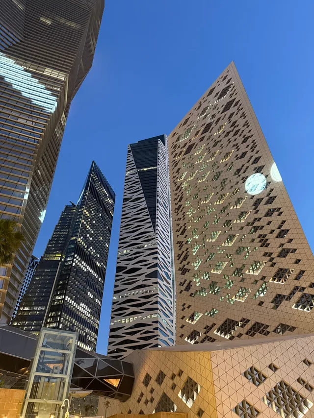 واجهات هندسية متقاطعة وأبراج معاصرة في مدينة الرياض